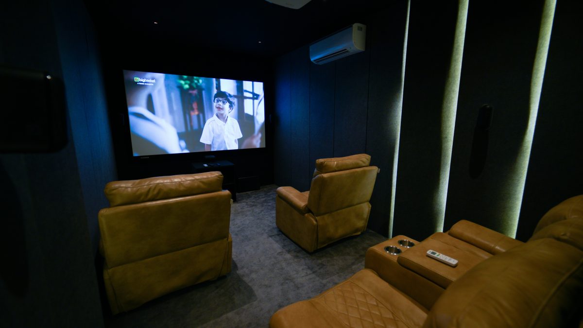 Mau Movie Marathon Lebih Seru? Miliki 7 Perlengkapan Home Theater Ini!